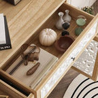 Armario decorativo con puertas caladas florales y marco de madera