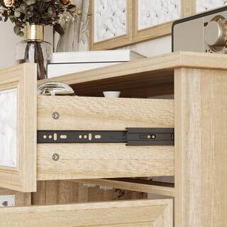 Armario decorativo con puertas caladas florales y marco de madera