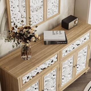 Armario decorativo con puertas caladas florales y marco de madera