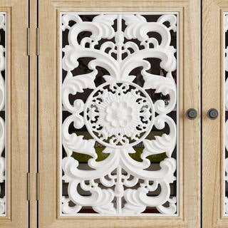 Armario decorativo con puertas caladas florales y marco de madera