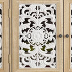 Armario decorativo con puertas caladas florales y marco de madera