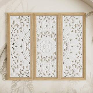 Armario decorativo con puertas caladas florales y marco de madera