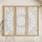 Armario decorativo con puertas caladas florales y marco de madera